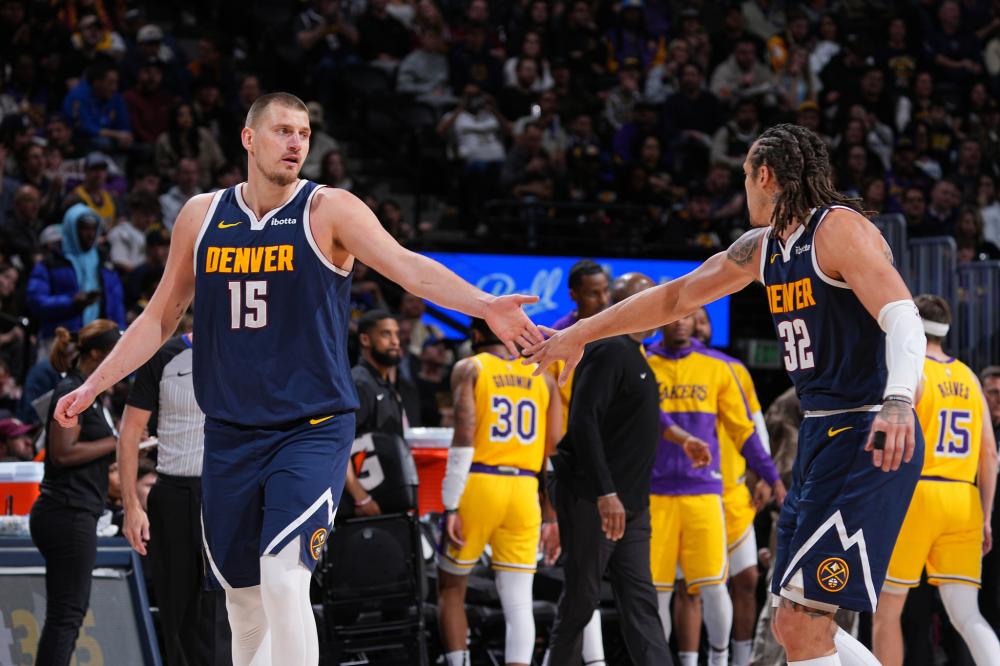 岌岌可危的 岌岌可危的